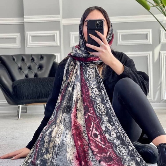 Scarf - Picture 1 of 7